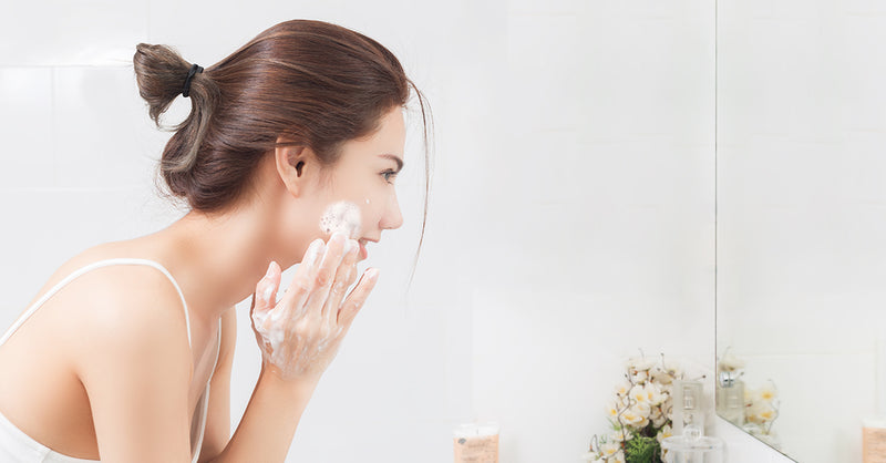 Os melhores produtos de limpeza de rosto naturais e orgânicos para cada tipo de pele