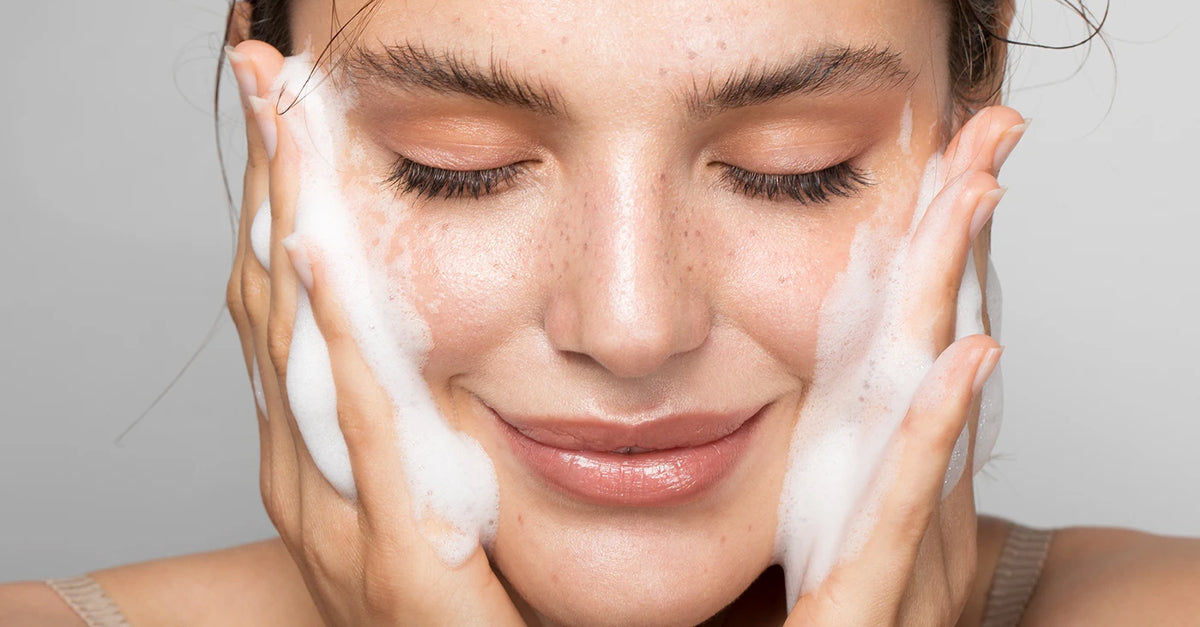 Limpeza Dupla: o que é, como se faz e qual a melhor combinação de produtos para a sua pele?